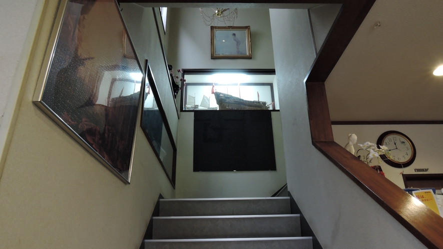 *【館内一例】2階に上がられる際は階段をご利用ください
