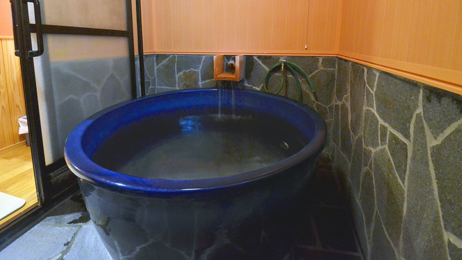 大きめの陶器風呂の内湯付き