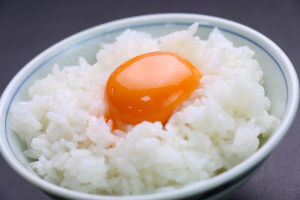 朝食時の新鮮な生玉子