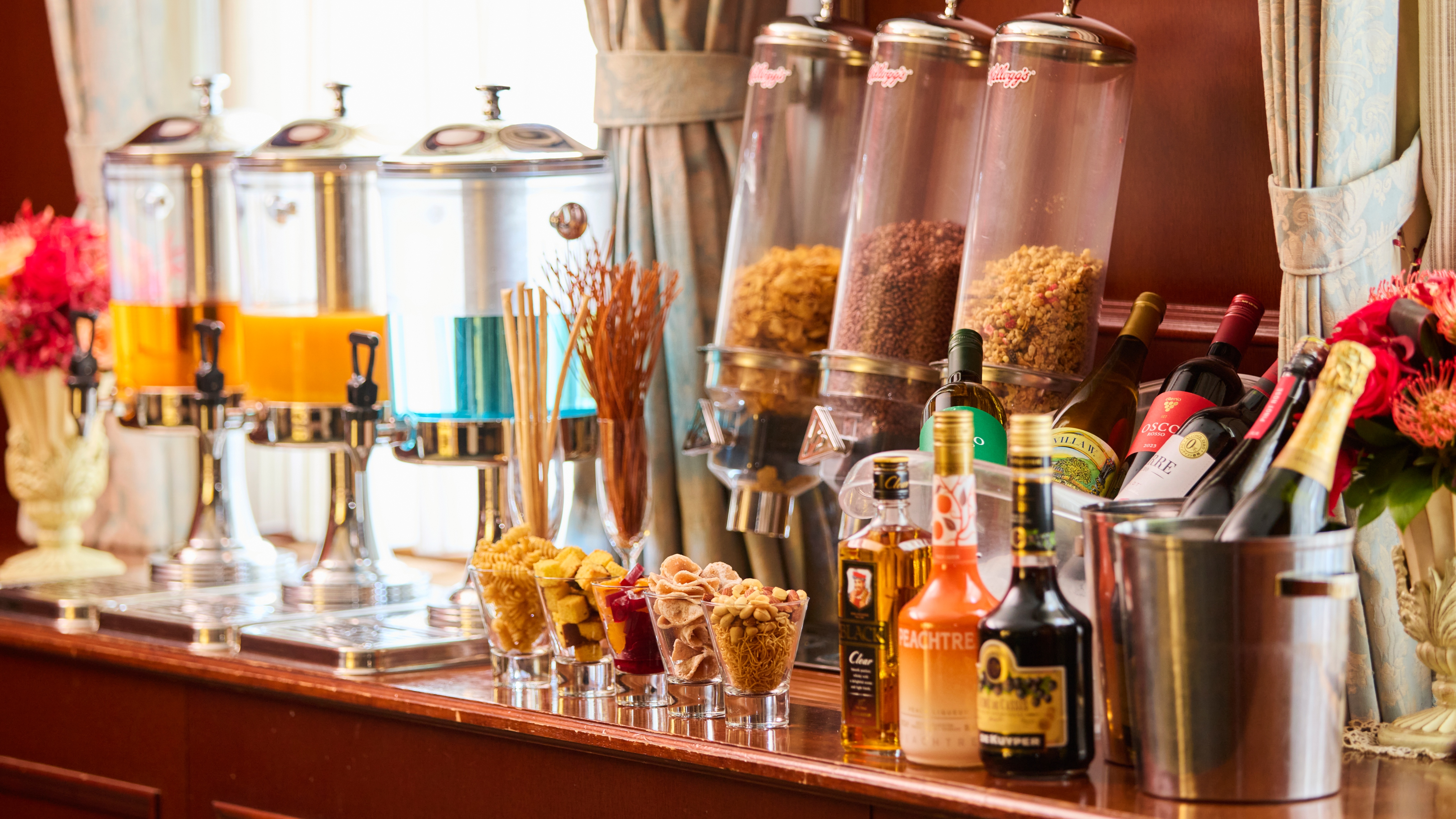 【お食事】ウェルカムドリンクやご就寝前のお酒・軽食もオールインクルーシブでお楽しみください。