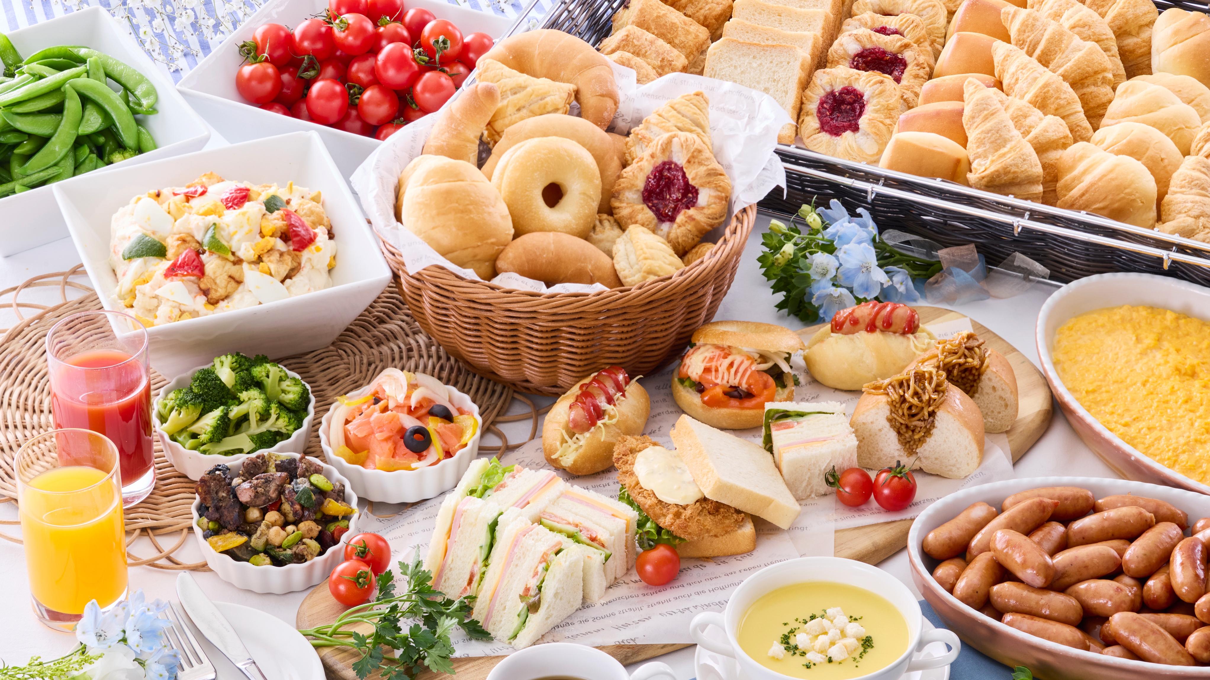 【朝食】焼き立てパンやサラダなど彩り豊かなメニューの数々をブッフェスタイルでお楽しみください。