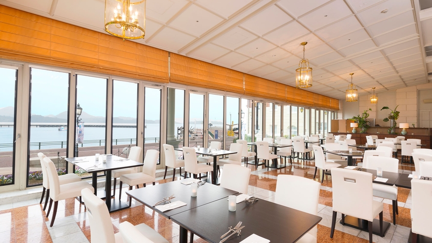 海を望めるオーシャンビューレストランで優雅にお食事を。レストラン『エクセルシオール』