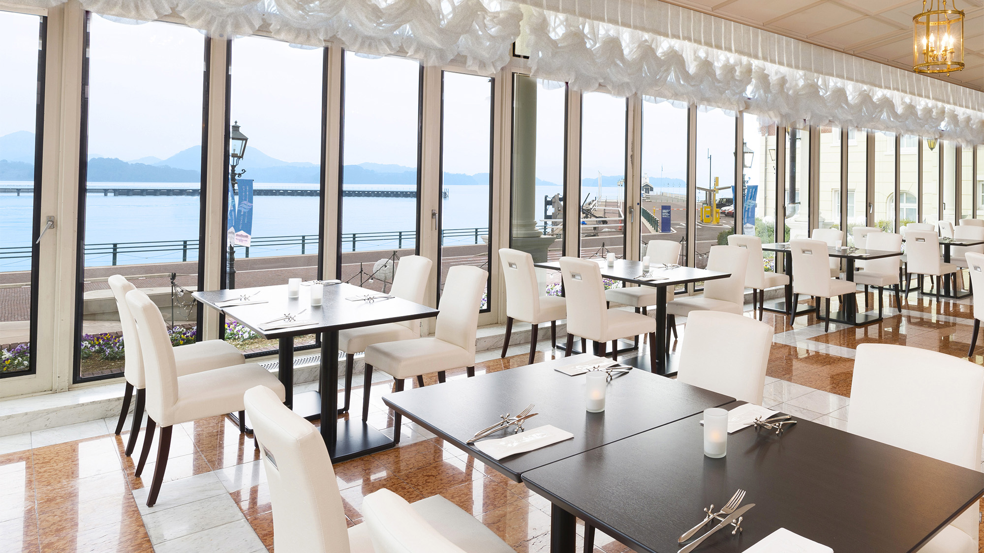 海を望めるオーシャンビューレストランで優雅にお食事を。レストラン『エクセルシオール』