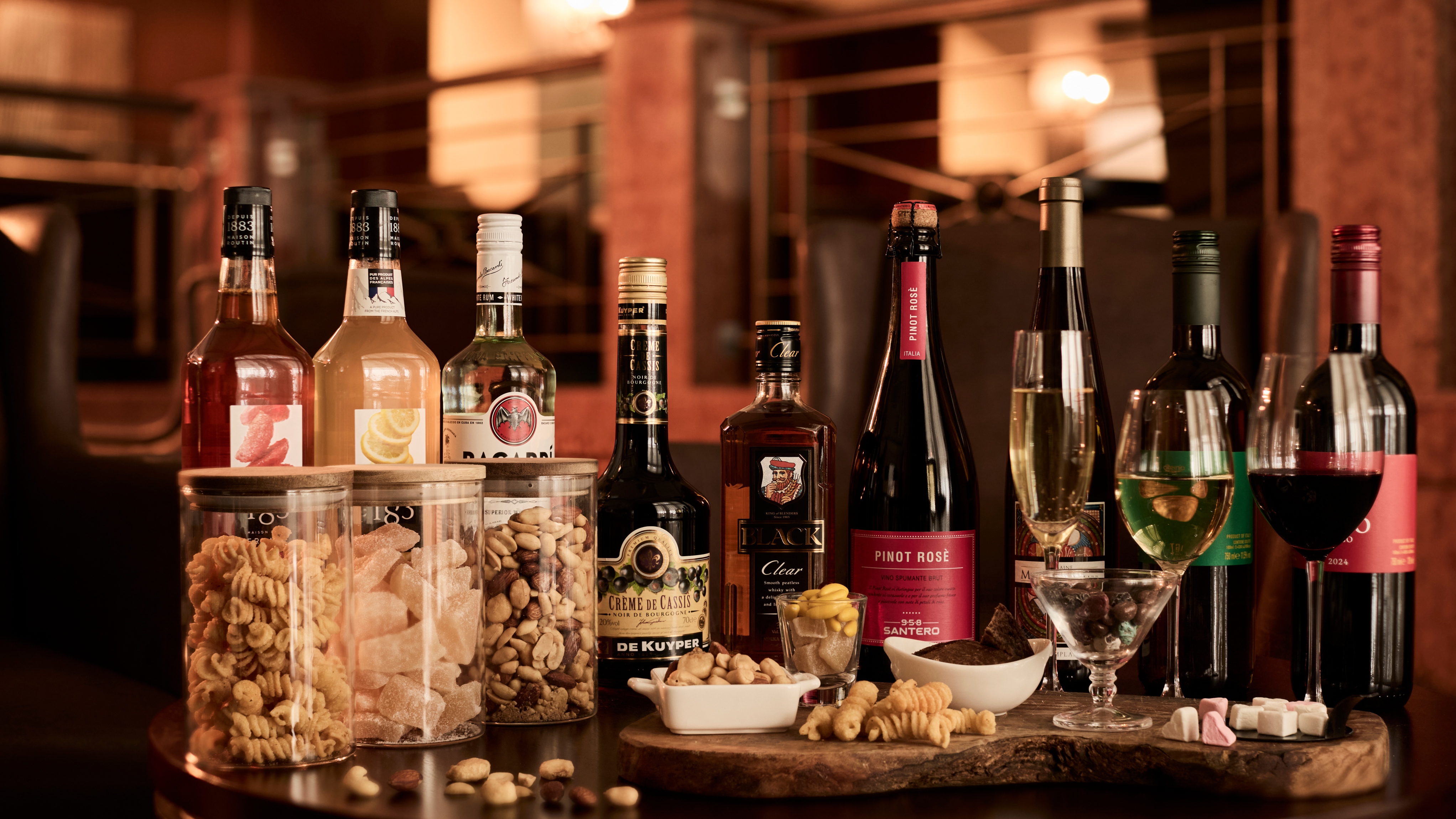 【オープンラウンジ】ドリンクや軽食などを豊富に取りそろえたラウンジでくつろぎのご滞在を。