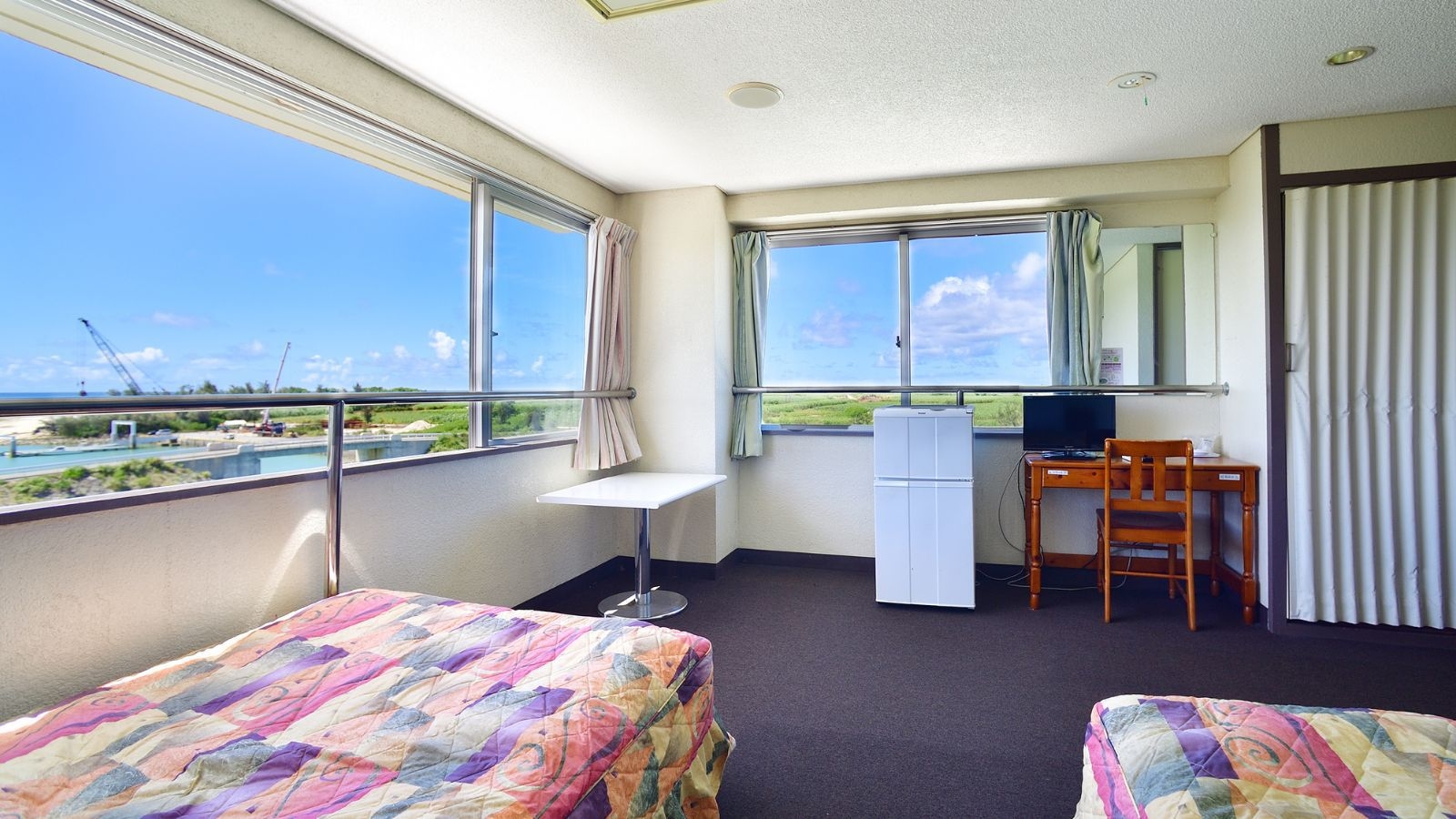 【素泊まり/連泊】海が見えるホテルで沖縄の島暮らしを味わえる！スーパーやレストランも館内に。