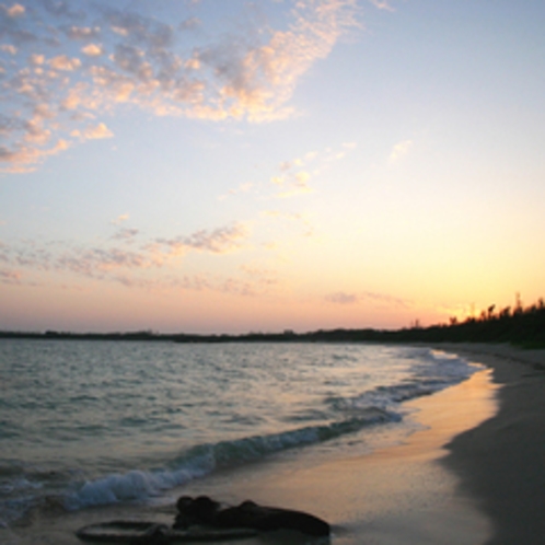 *【周辺】日本の渚100選に選ばれている渡口の浜からの夕日。