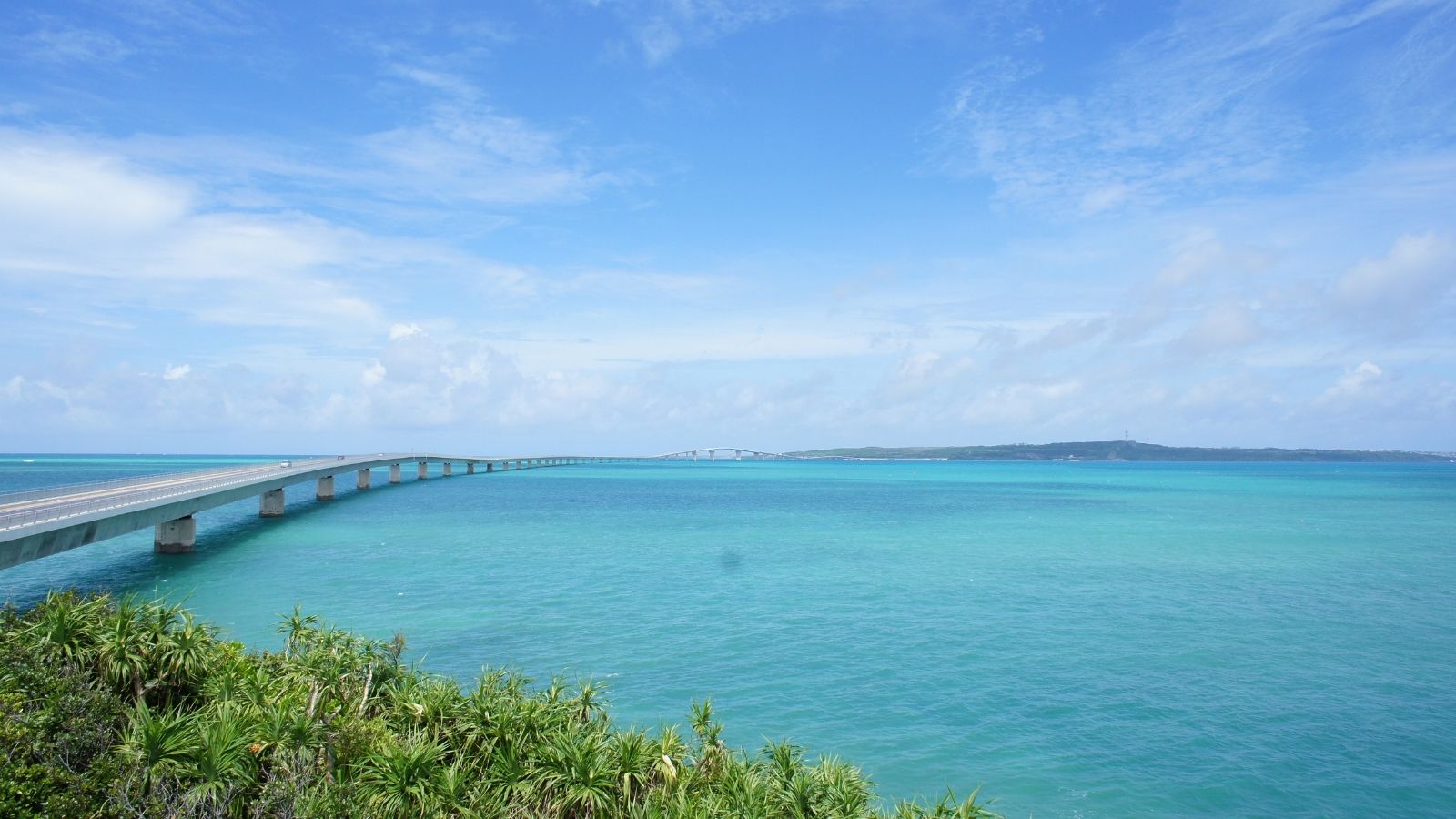 伊良部大橋とエメラルドの海