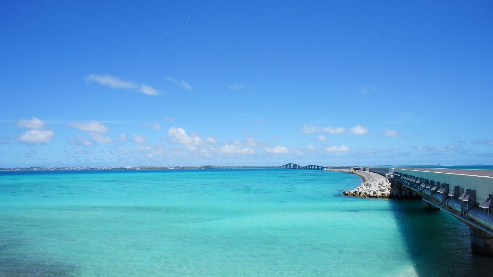 伊良部大橋とエメラルドの海