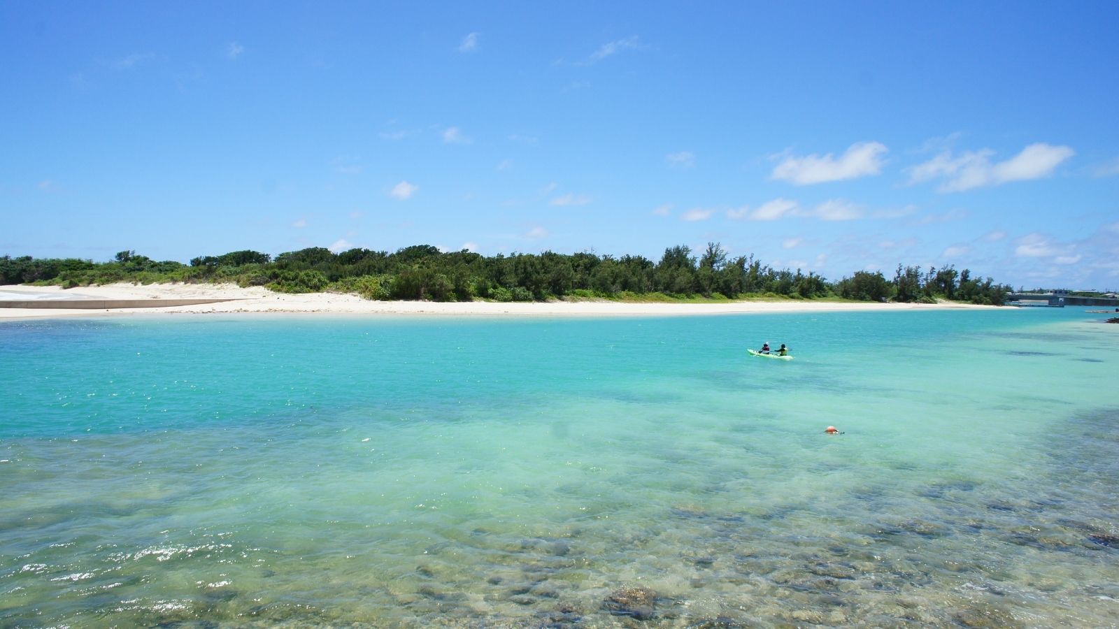 伊良部大橋とエメラルドの海