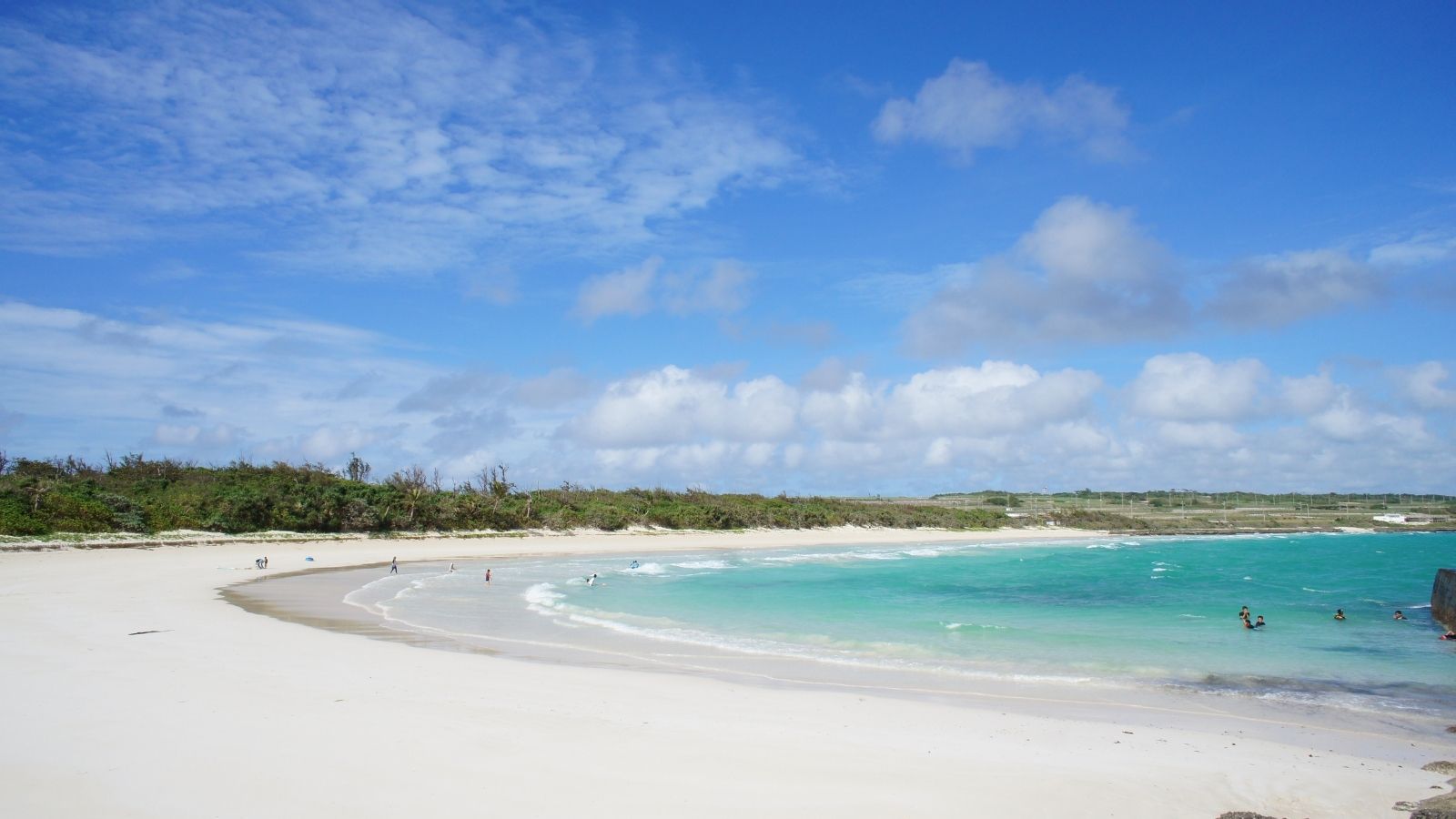 伊良部大橋とエメラルドの海