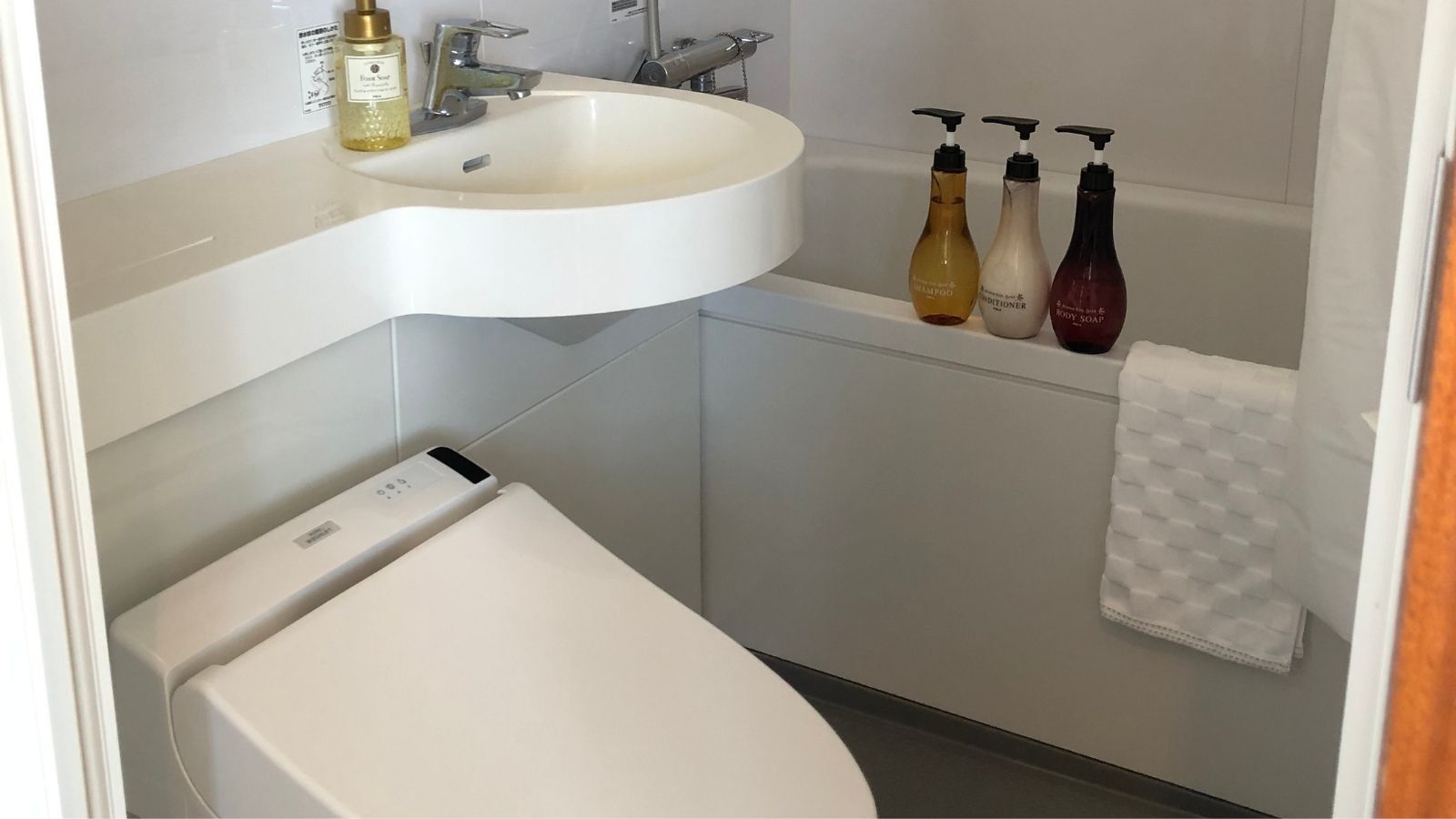 客室内のユニットバス