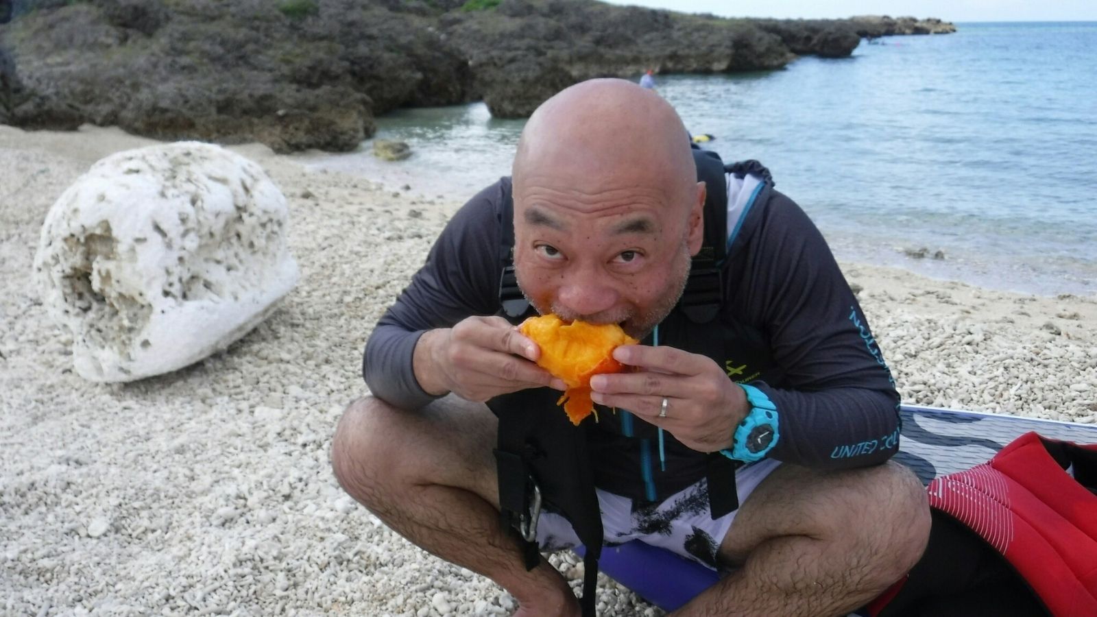 海辺でかぶりつく、伊良部島のマンゴー。