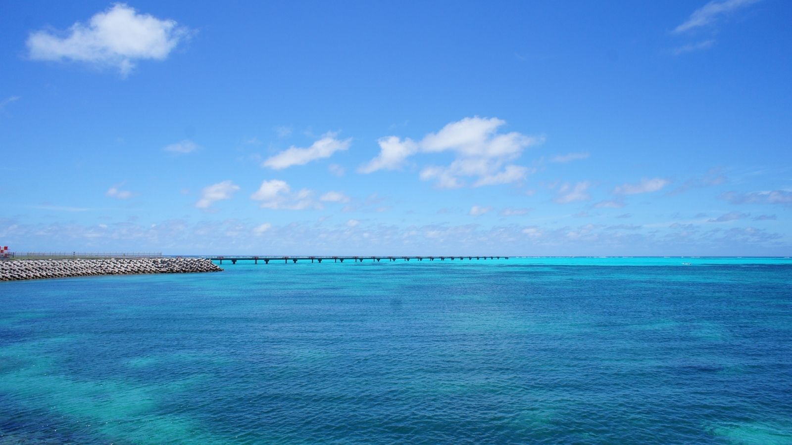 伊良部大橋とエメラルドの海