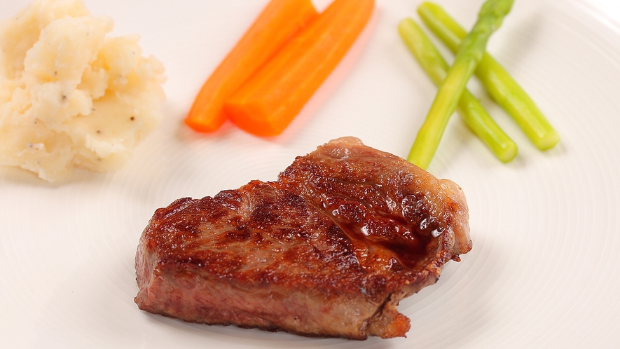 夕食の一例　伊豆牛のステーキ
