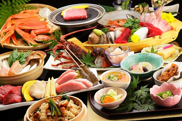 通常のお料理をさらにバージョンアップ！　「牛ステーキ・アワビ・大トロ」を石焼で！内容がよくなって品数が増えます。