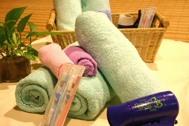 お部屋のアメニティは　「バスタオル・タオル・シャンプー・リンス・ボディソープ・歯ブラシ・ドライヤー・ヘアブラシ・綿棒・コットン・髪どめゴム・フェイスソープ・クレンジング」です。お泊りの際のご参考にしてみてください。