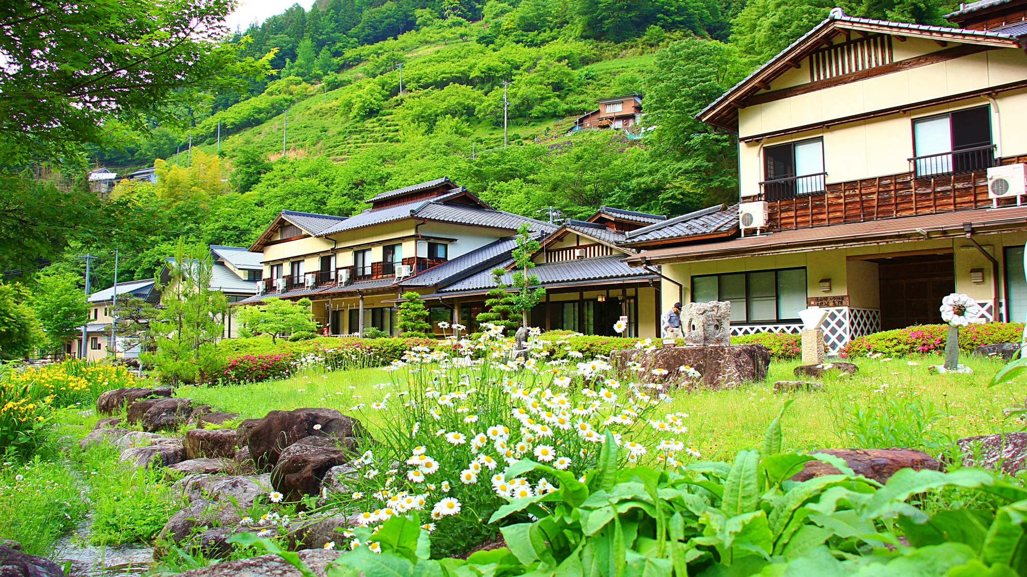 【外観】小川のせせらぎと季節の花々を眺める、のんびりとしたひとときを過ごせる田舎の宿