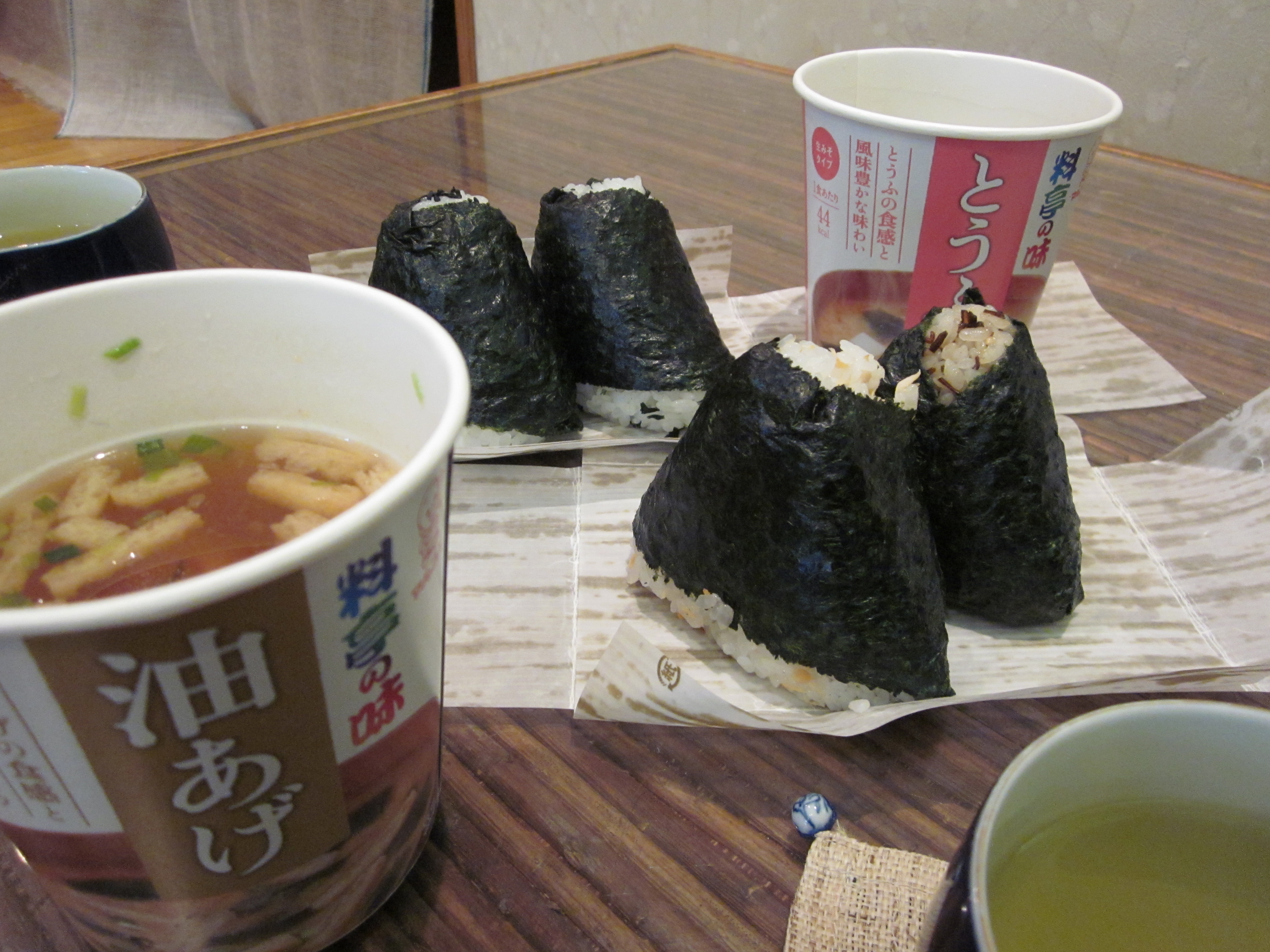 【軽朝食】（おにぎり２個・カップみそ汁）