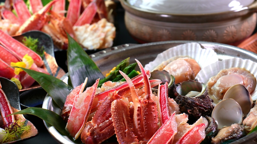 【鮑・蟹海鮮焼き＆カニスキコース】当館人気の海鮮焼き！海鮮の旨味がぎゅっと凝縮されています。