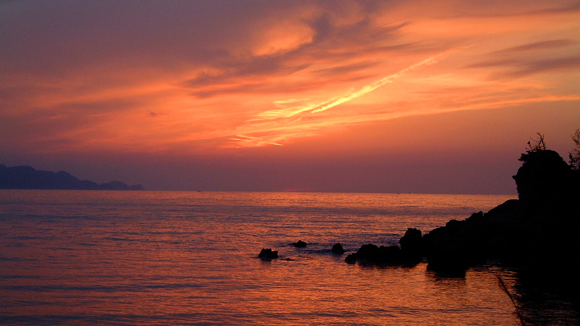 日本夕陽百選にも選ばれた夕日ヶ浦海岸まで徒歩30秒です。お食事後のお散歩コースとしても◎