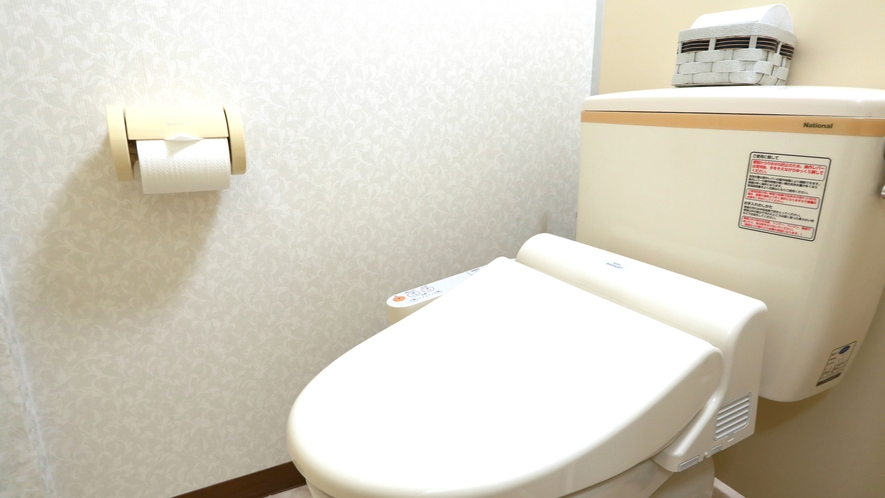 【１階共用お手洗い】共用のお手洗いはを温水洗浄付トイレです。