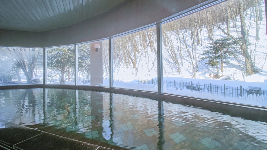*【大浴場冬】温かい内湯から雪景色をお楽しみいただけます