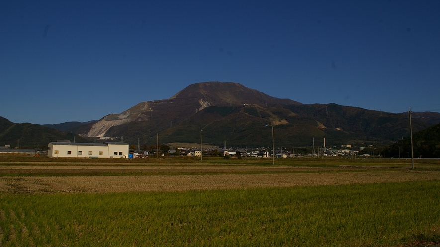 *道路より伊吹山を望む