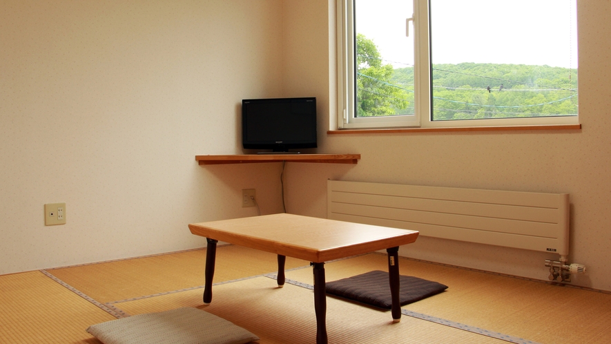 #【お部屋一例】和室6畳  少し小さめなお部屋ですが日当たりがよくご夫婦でのご利用に人気です。
