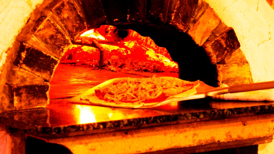 【夕食一例】窯で焼く手作りピザは絶品！ 