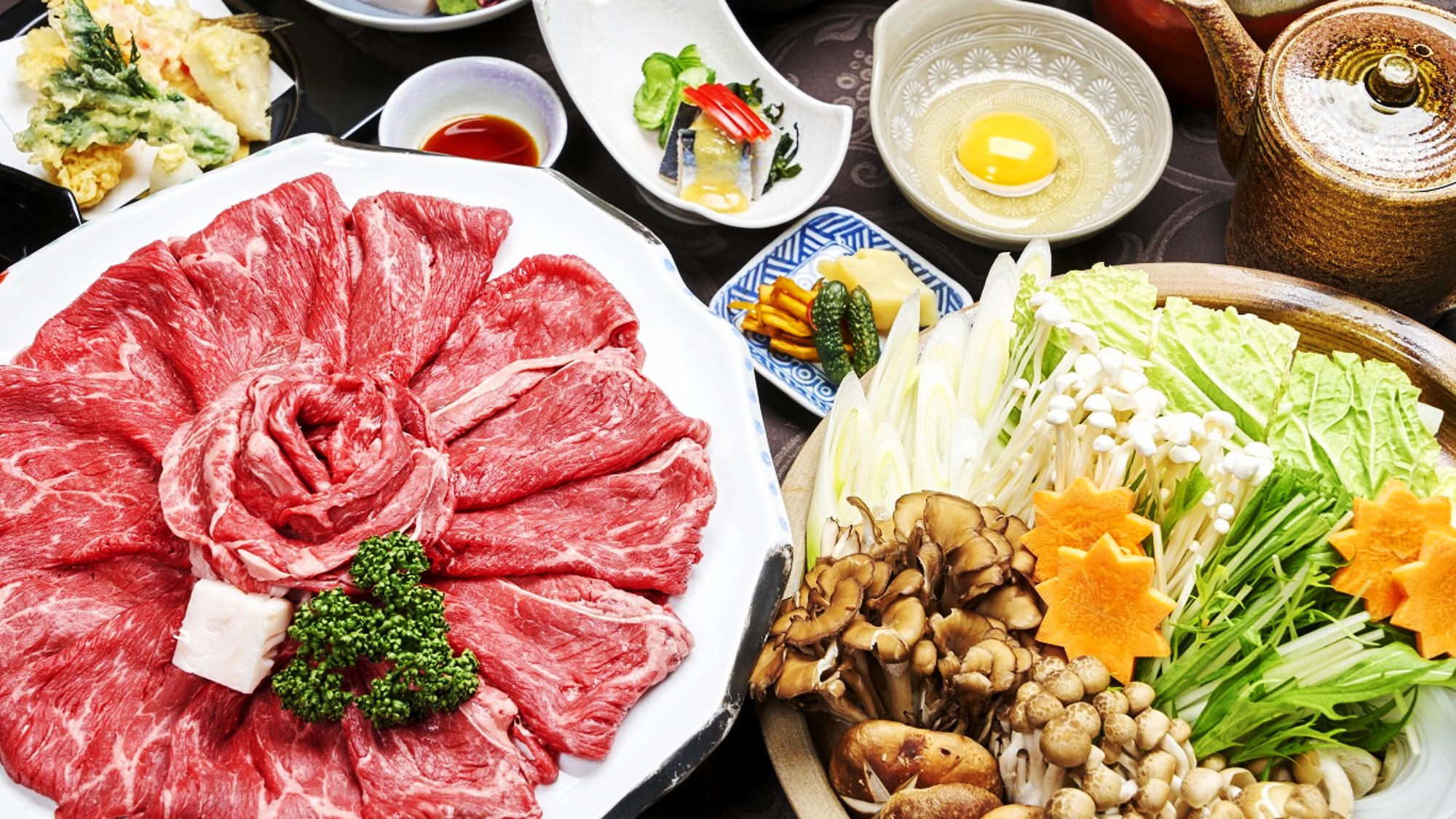国産牛の旨み溢れる絶品すき焼きに旬の素材を活かしたお造りなど全8品