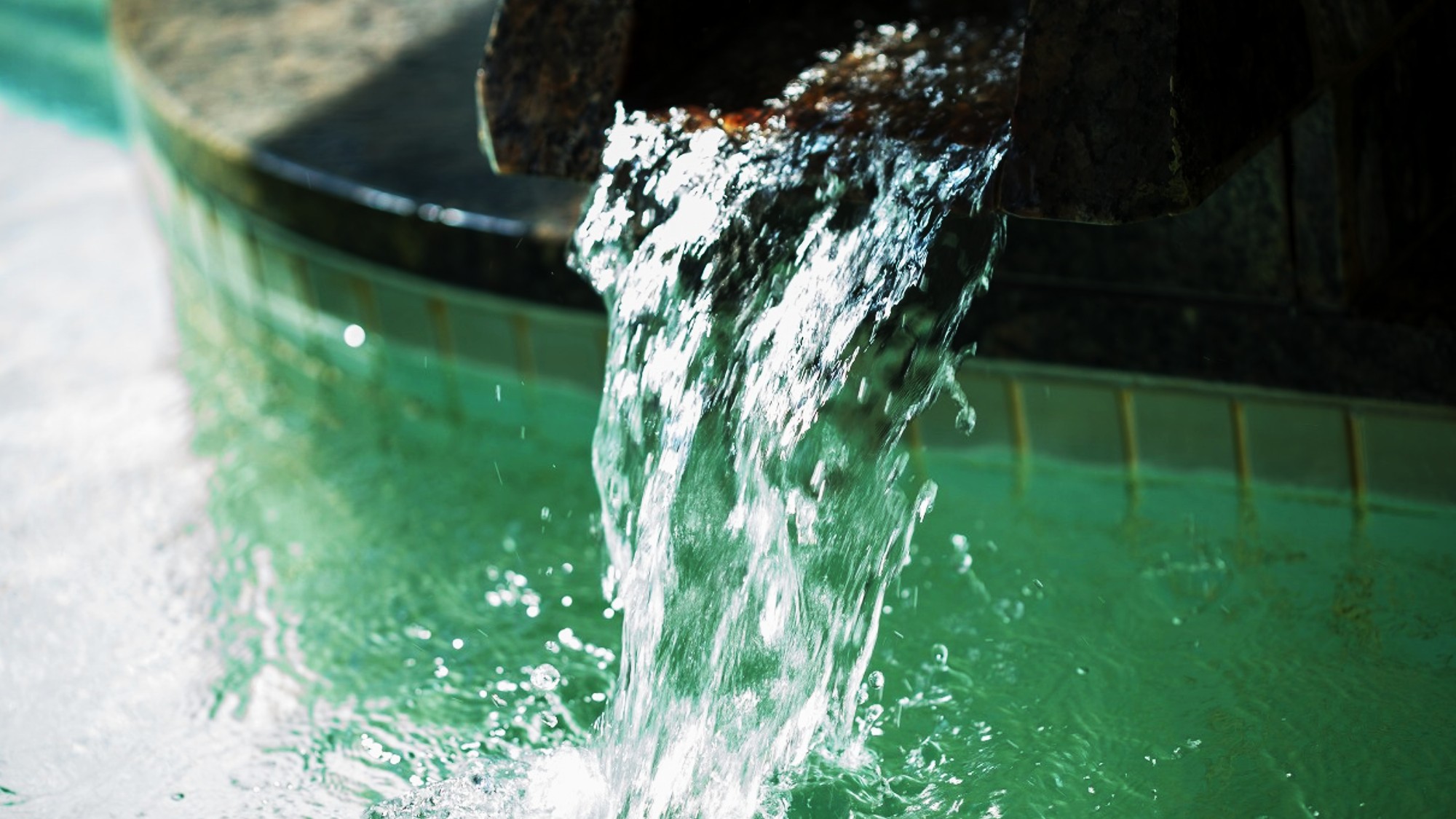 湧き出す悠久の恵み。トロリと肌を優しく包む至福の瞬間。