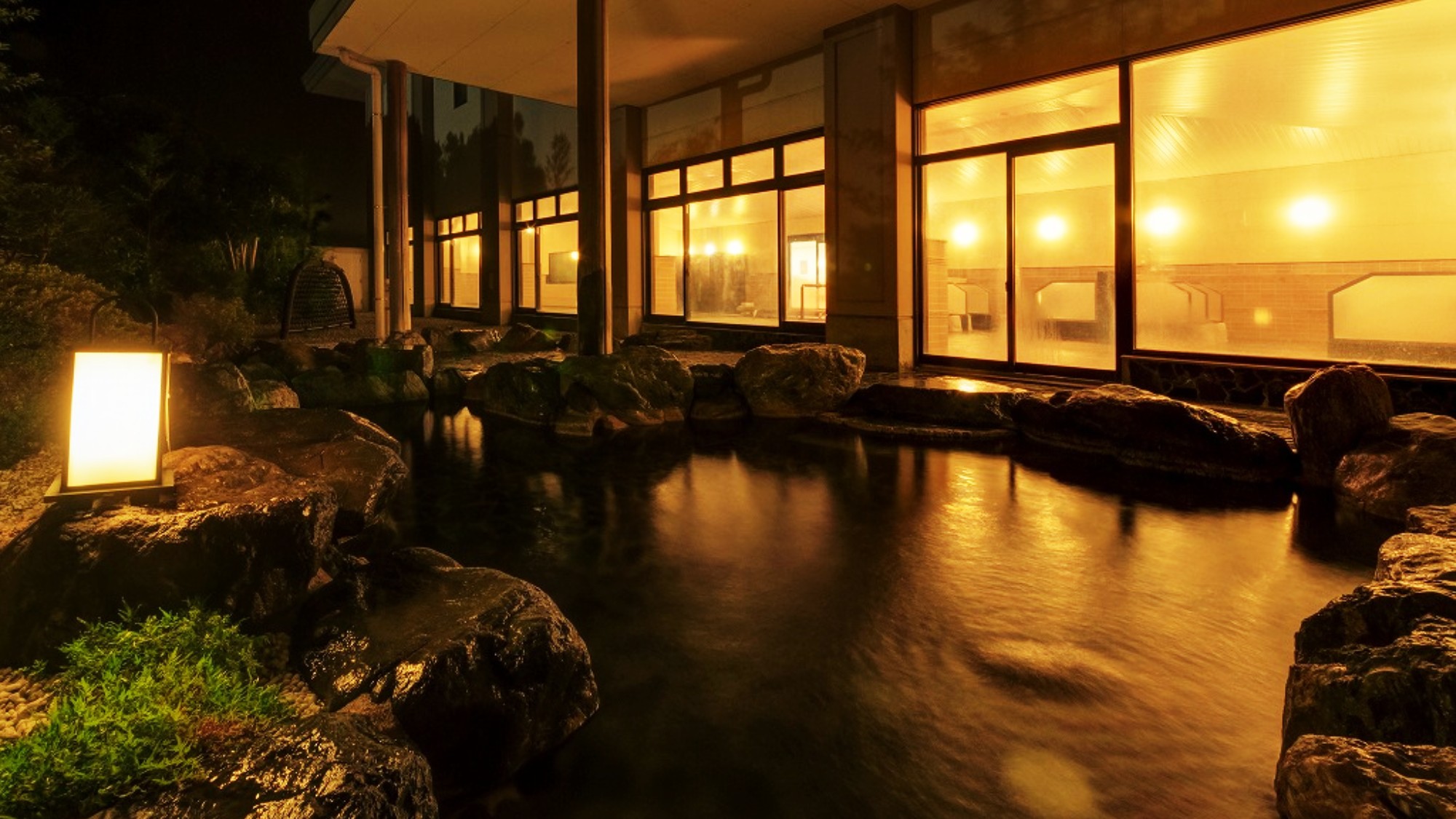 夜の静寂と、優しい灯りの温もり。千年の湯に浸り、深く心を癒やすひととき。