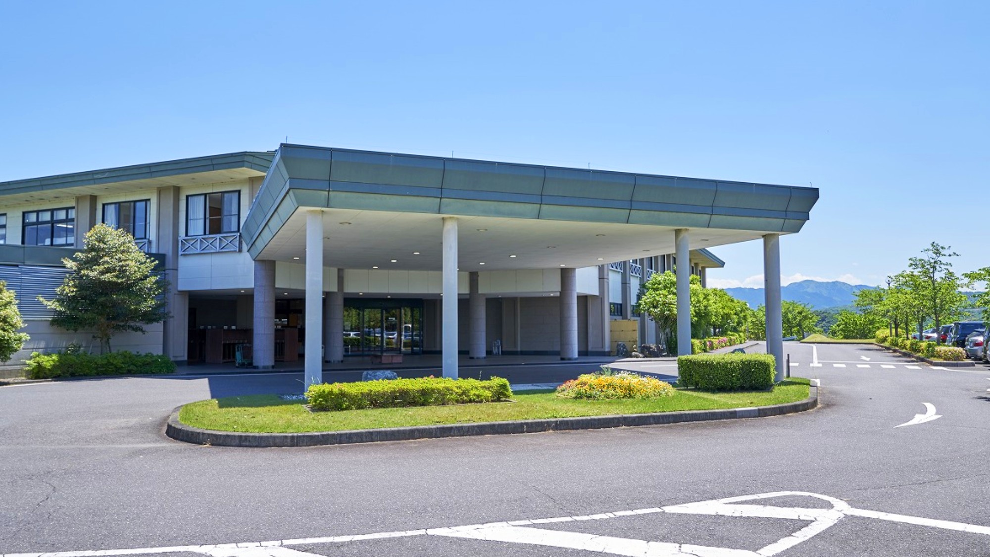 雄大な空の下、心身をリセットする場所。爽やかな風が迎える大人のリゾート。