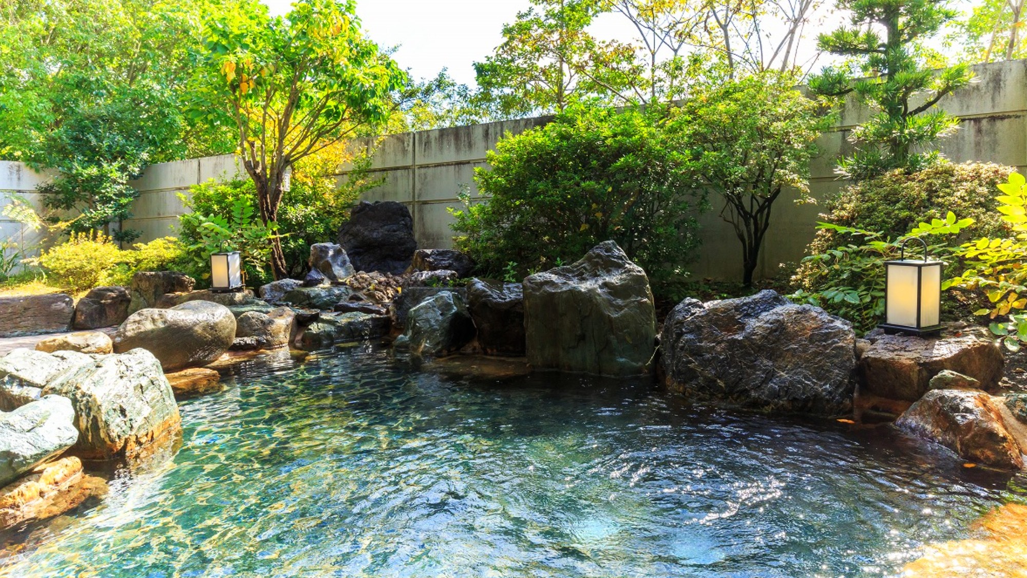 千年の時が育んだ、トロリとろける名湯。昼の光の下、心ゆくまで素肌を潤す。