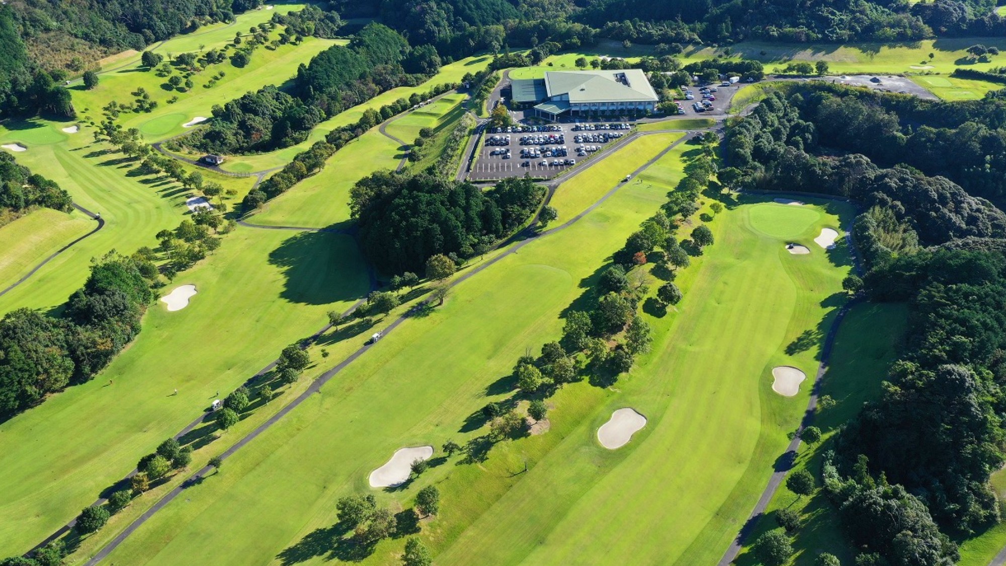 山並みに抱かれた広大なグリーン。心と体を解き放つ、非日常の開放感。