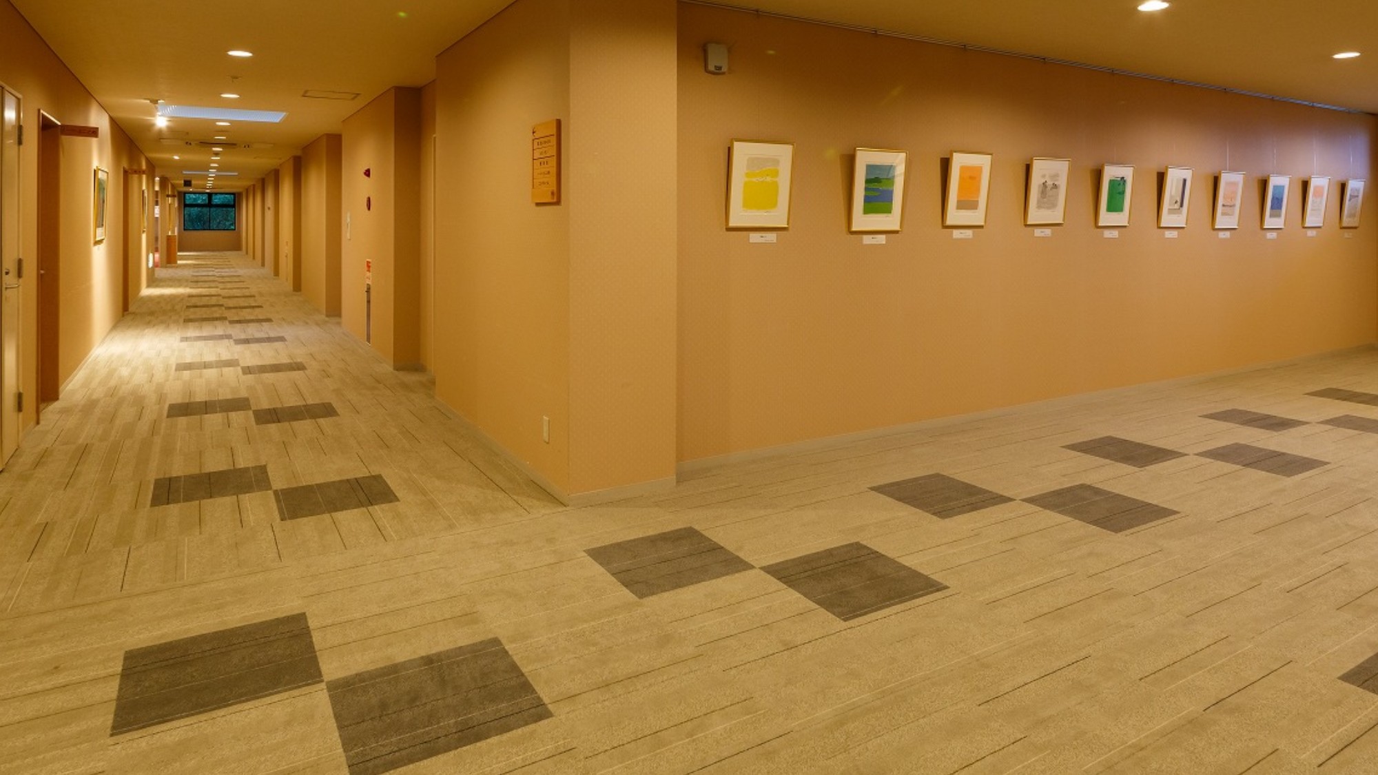 廊下に静かに佇む、季節を映すアート。心豊かな大人の空間