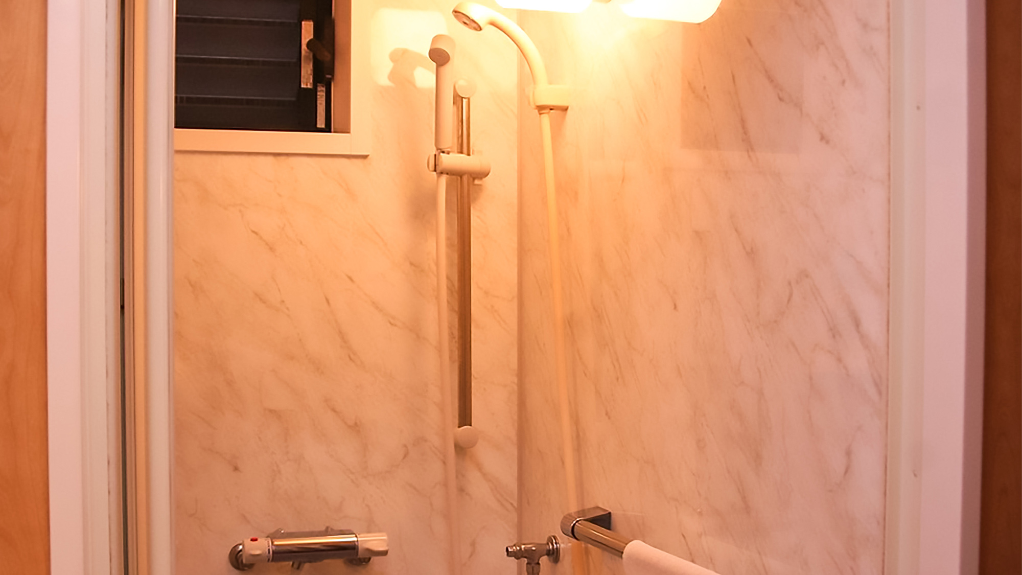 ・＜シャワー＞ブースの外に着替えスペースもございます