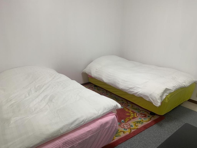 <201号室>シングルベッド2つ、エアコン設置