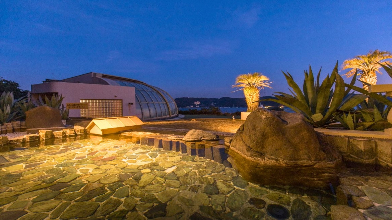 ◆大浴場のご案内◆無色透明、筋肉痛や疲労回復の効能がある、弱アルカリ性単純温泉