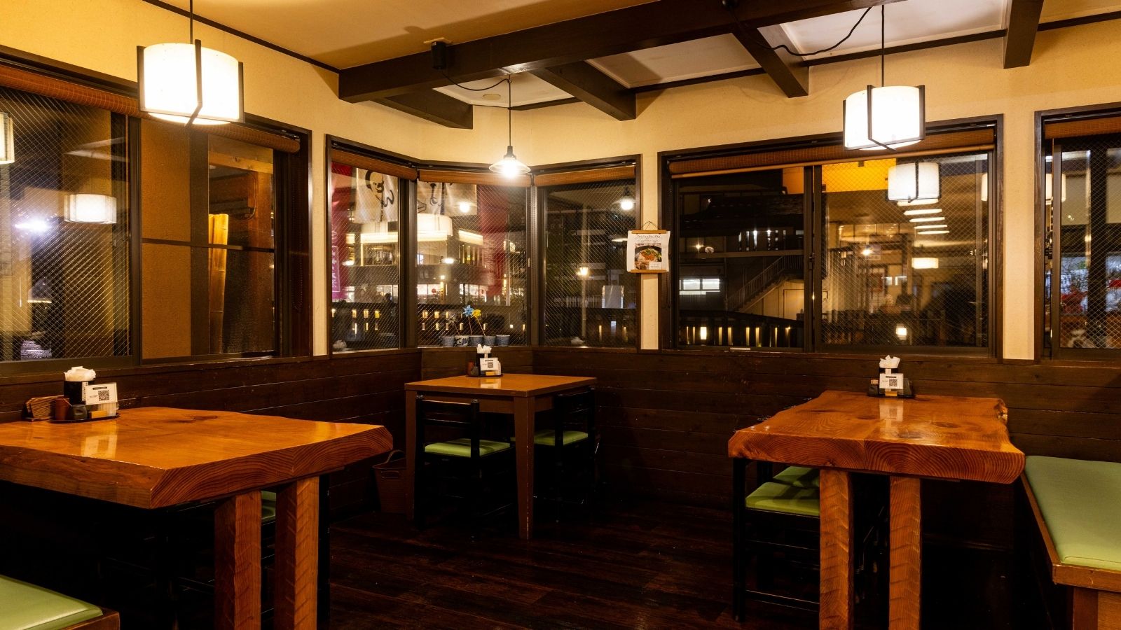 【上州麺処 平の家】木のぬくもりある空間で、湯畑を眺めながら打ち立ての麺と地産地消の料理をどうぞ。