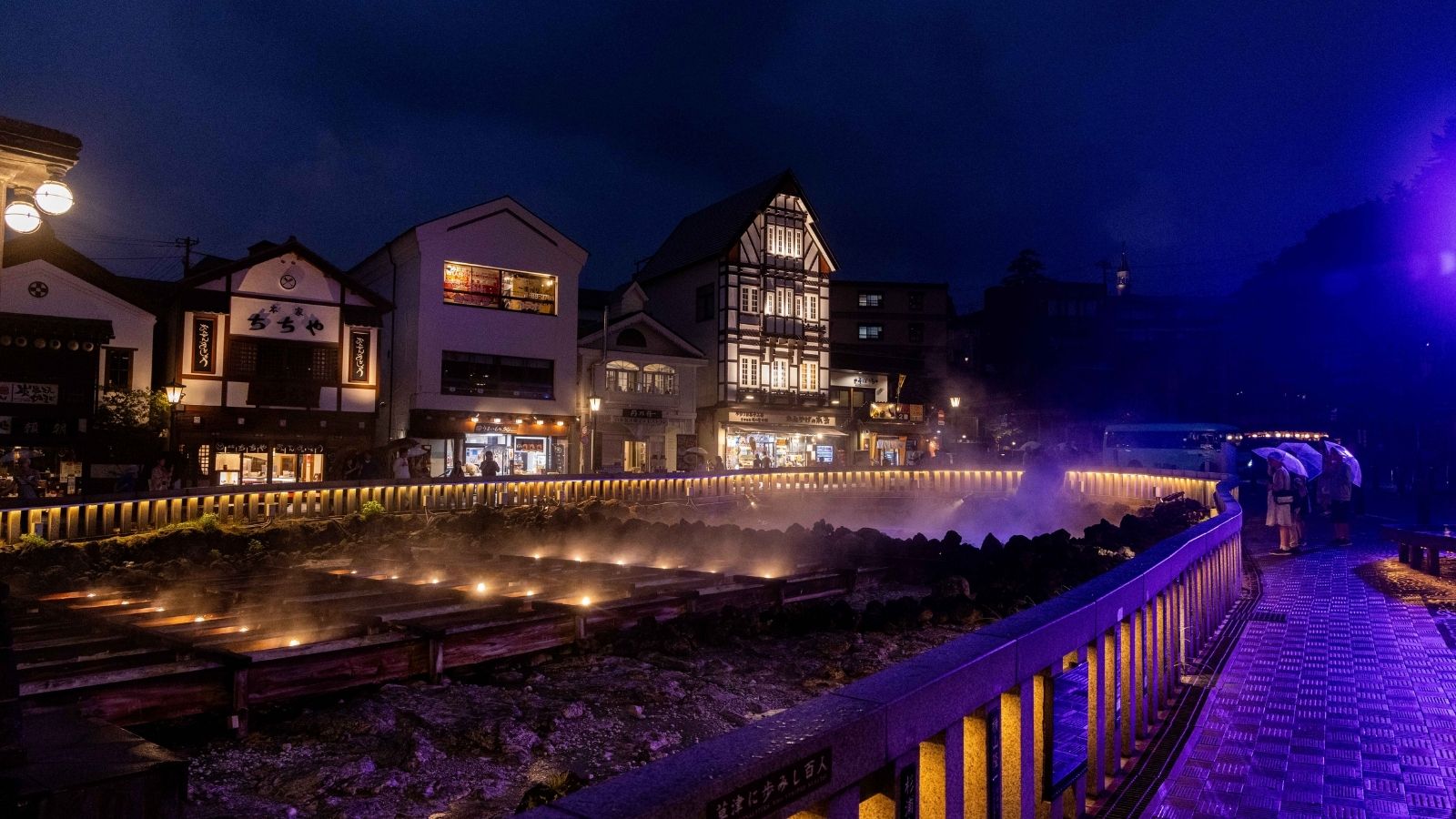 【湯畑】ライトアップされた夜の湯畑は、フォトジェニックで草津旅行のハイライトに。