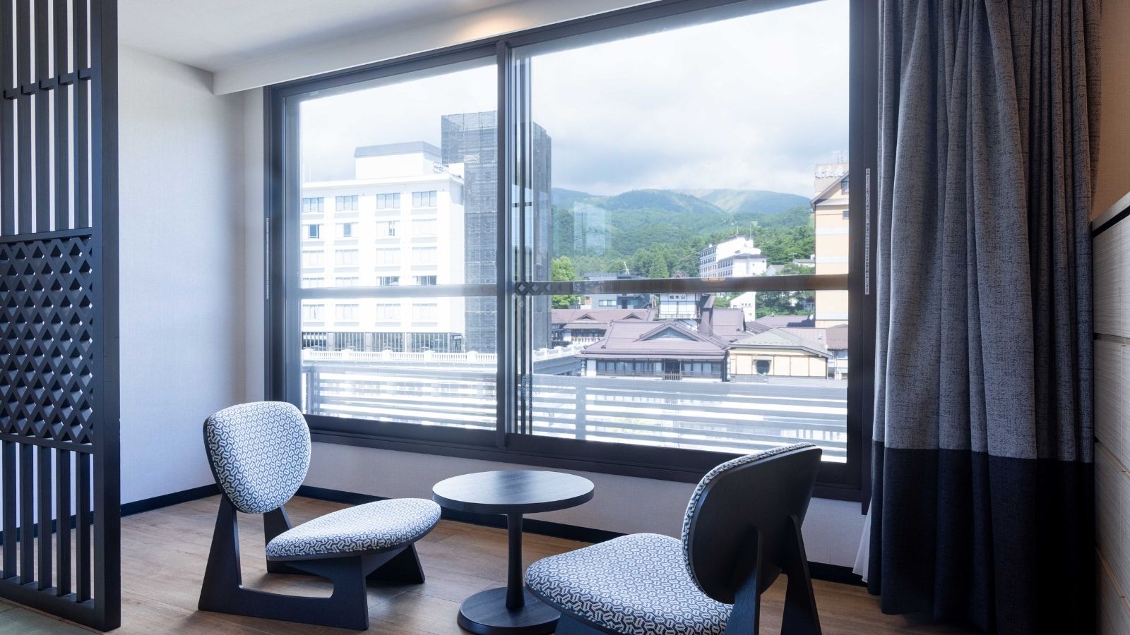 【大正ロマン】窓からは、遠くの山々の自然風景や湯畑・温泉街の景観が楽しめます。