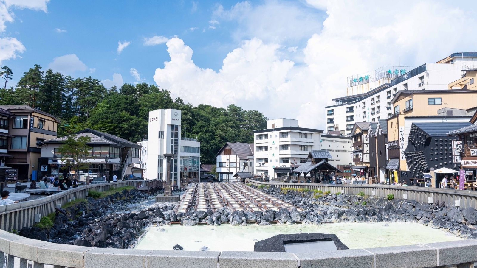 【湯畑】湧き出す源泉が川のように流れる、草津のランドマーク。