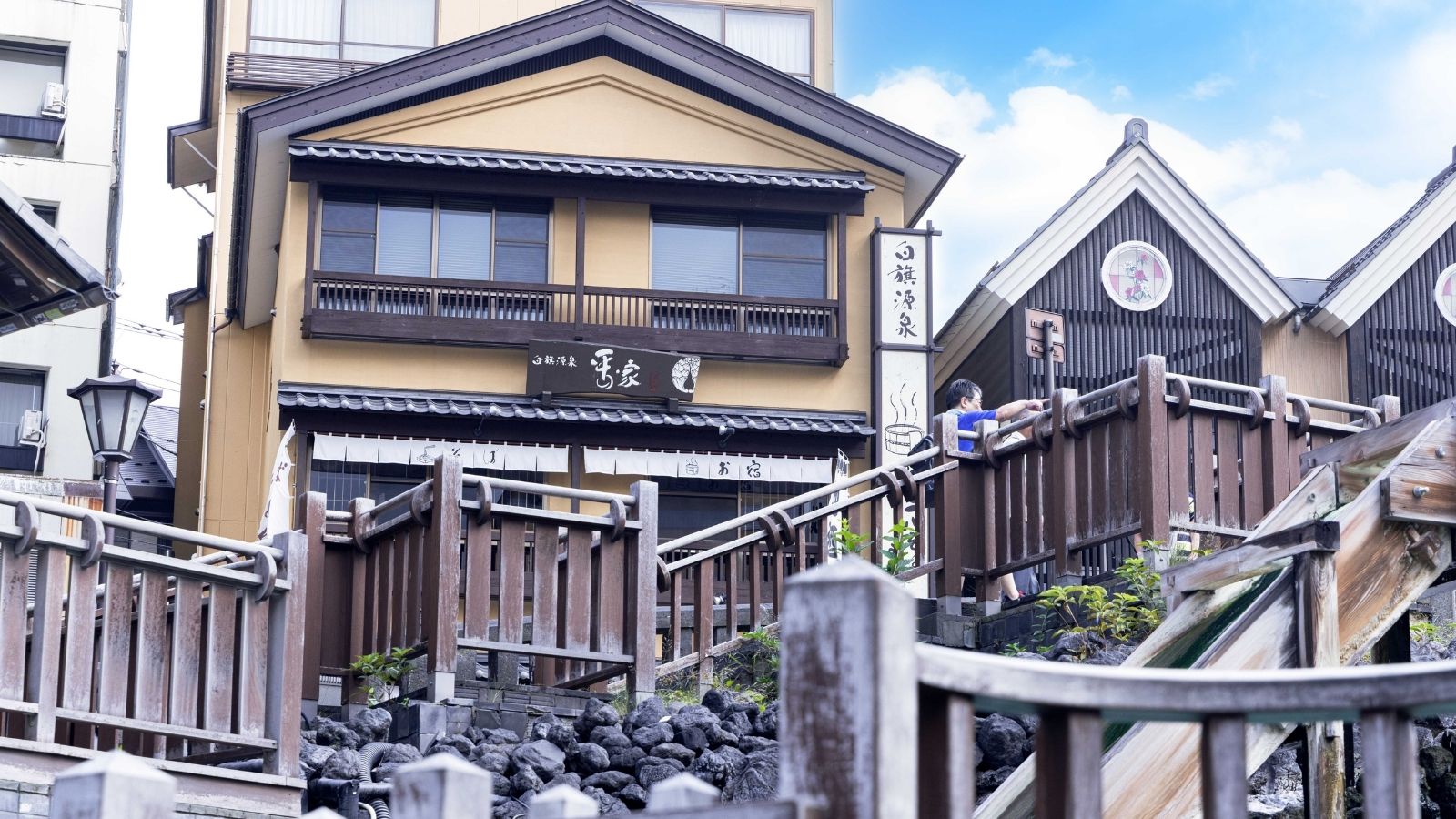 【正面】趣ある建物が、静かで温かい時間の入口となります。