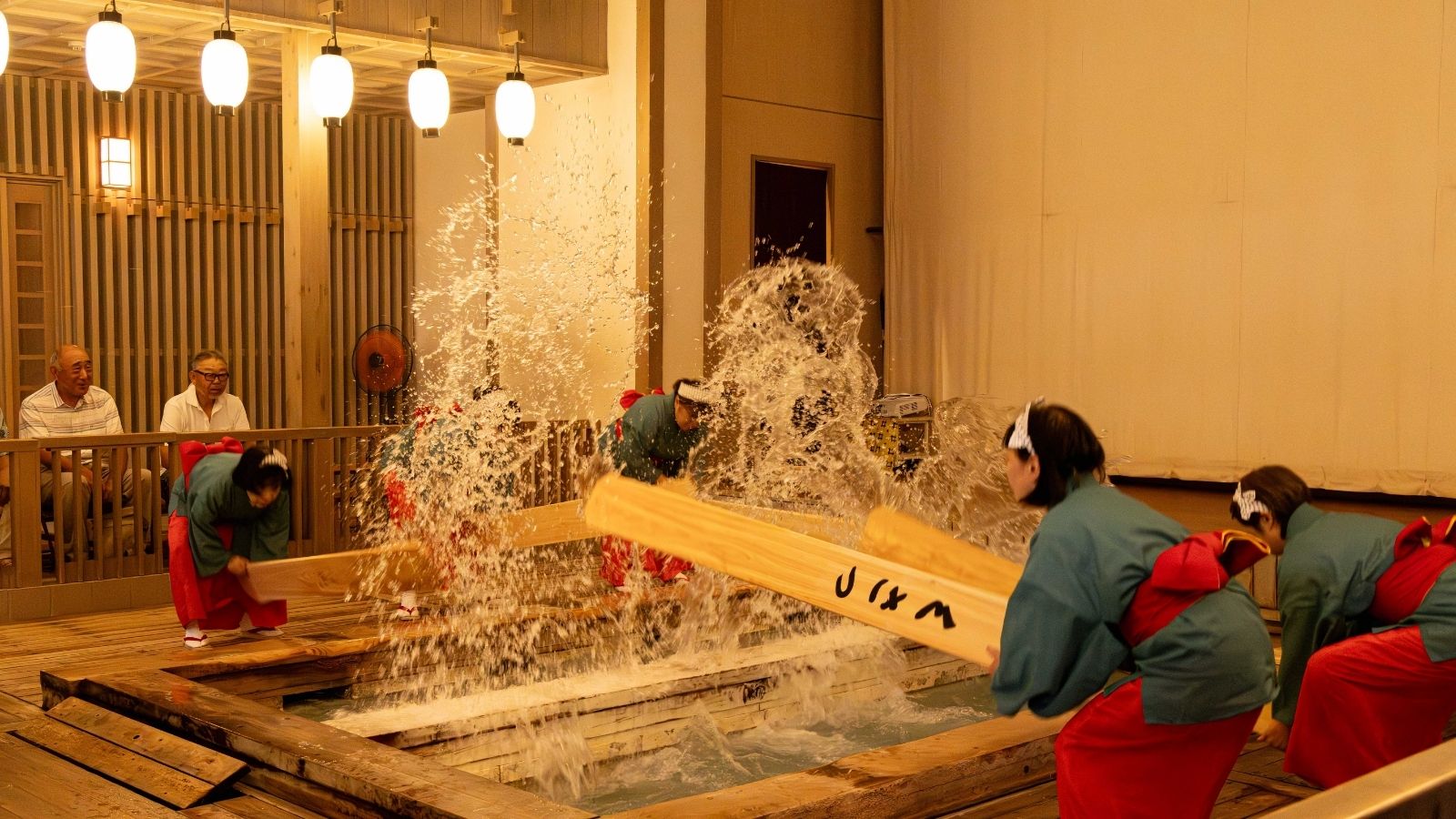 【湯もみ】草津温泉伝統の湯もみを、楽しく学びながら観覧できます。