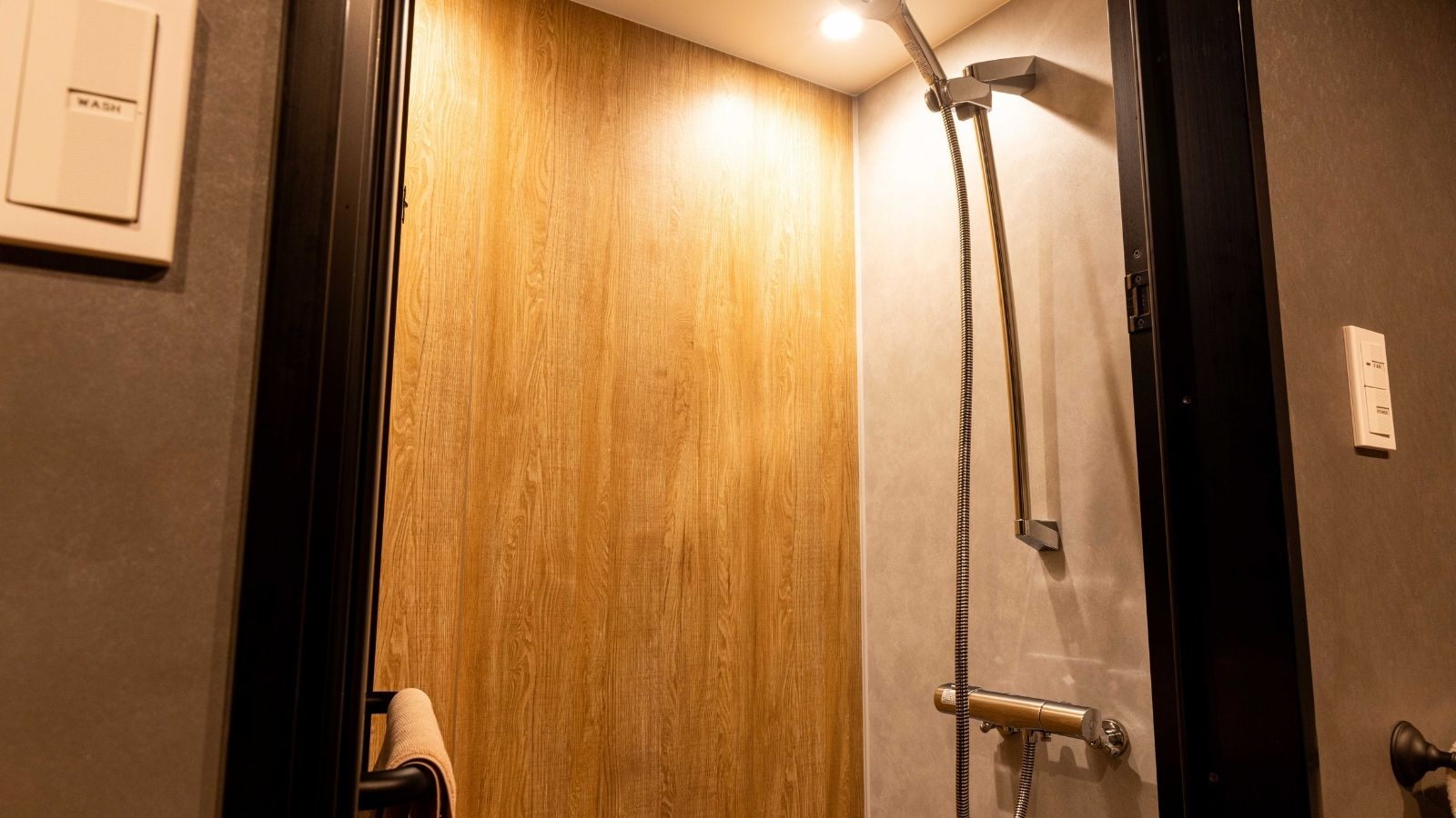 【大正ロマン】機能的なシャワールームを完備。快適な滞在を。