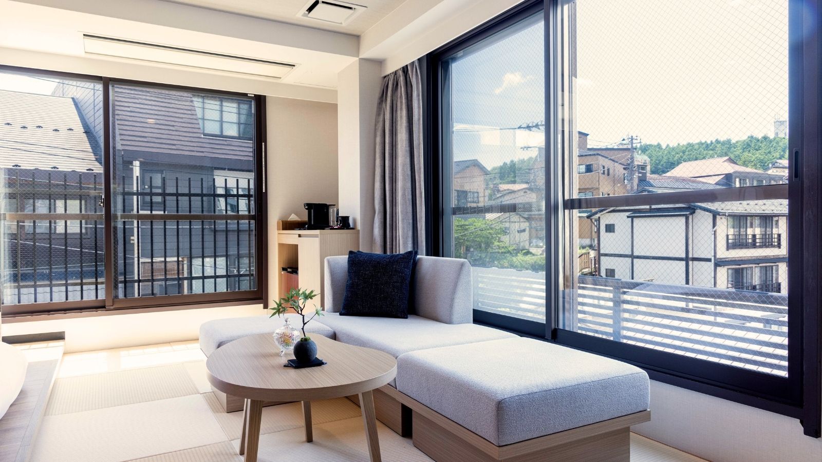 【和モダン】静けさと落ち着きが感じられるシンプルな空間で、リラックスした時間をお過ごしいただけます。