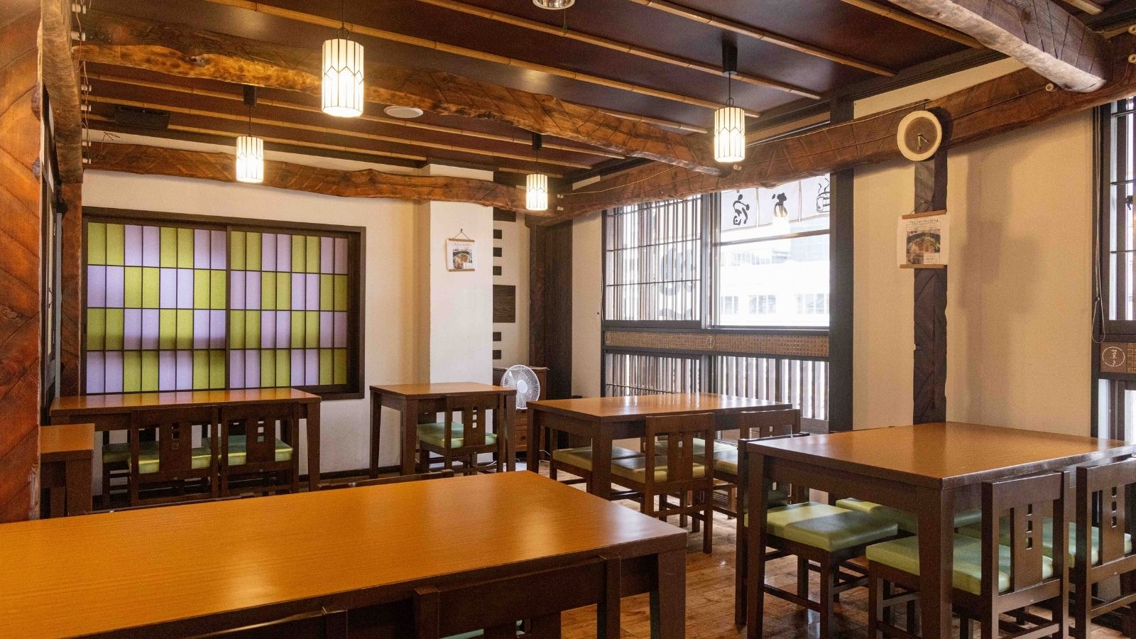 【上州麺処 平の家】１Fとは違った趣あるインテリア。窓の外は湯畑。