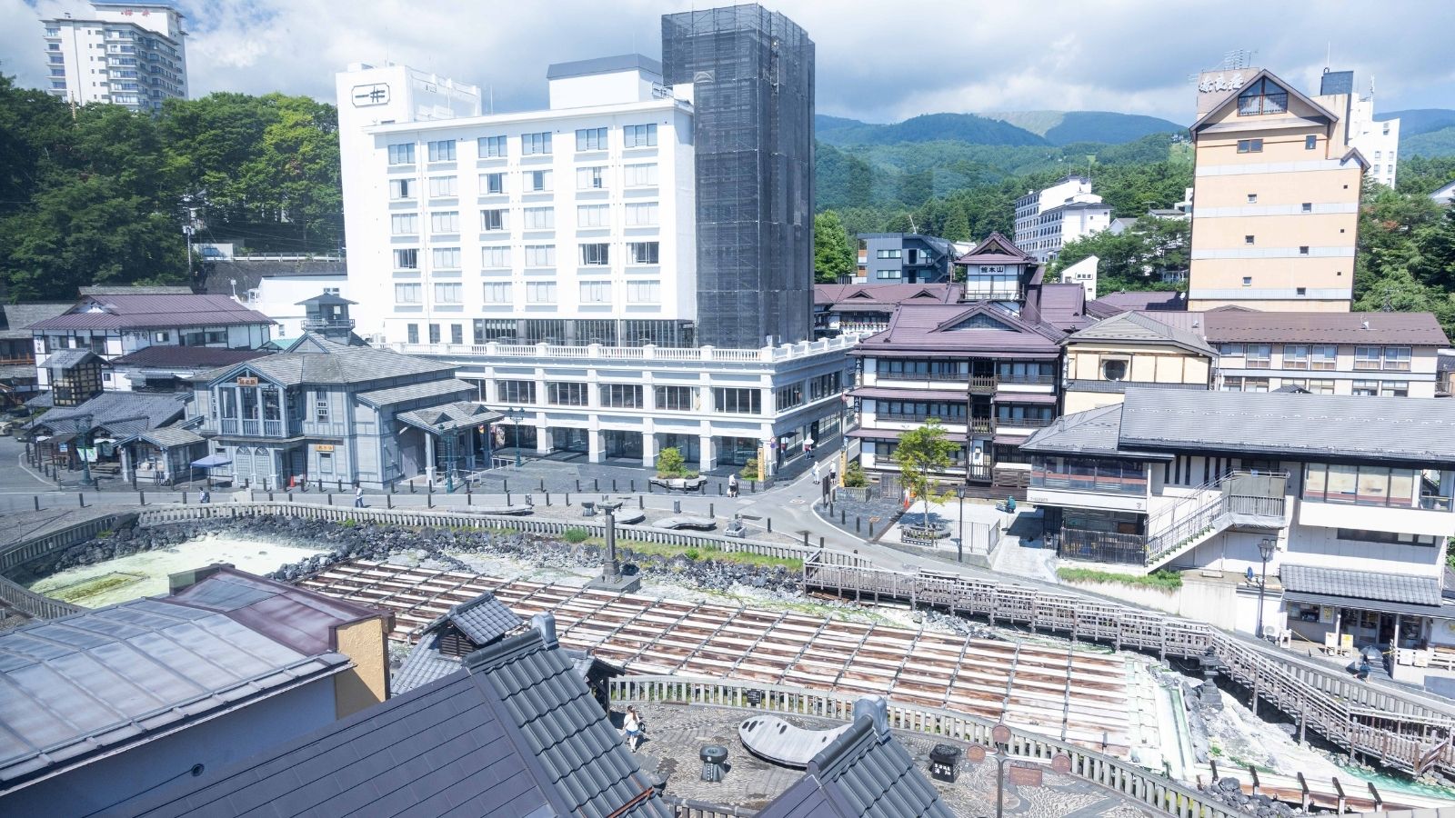 【大正ロマン】窓からは温泉街の中心に広がる名所「湯畑」。昼夜で異なる表情を楽しめます。