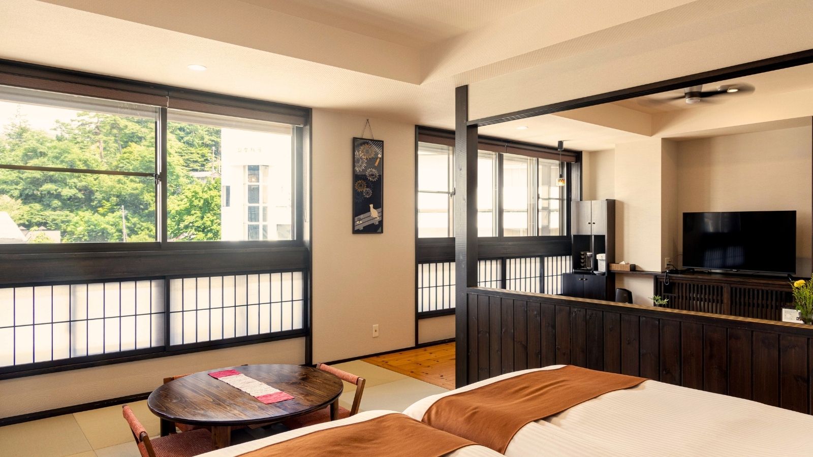 【湯の香】当館自慢の18畳特別室です。窓からは草津のシンボル、湯畑を眺めることができます。